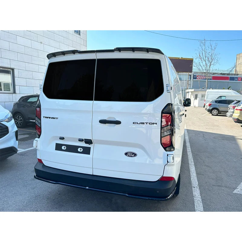 Achterbumperskirt passend voor Ford Transit Custom (V710) 2023- / Volkswagen Transporter T7 2024- (Met spatlappen) (ABS Glanzend zwart)