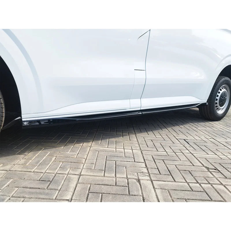 Set sideskirts V.2 passend voor Ford Transit Custom SWB (V710) 2023- / Volkswagen Transporter T7 SWB 2024- (ABS Glanzend zwart)