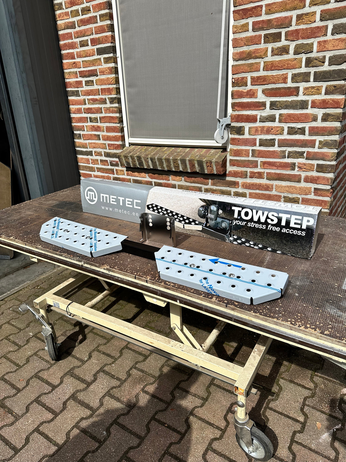 Entry step on towbar medium stainless steel