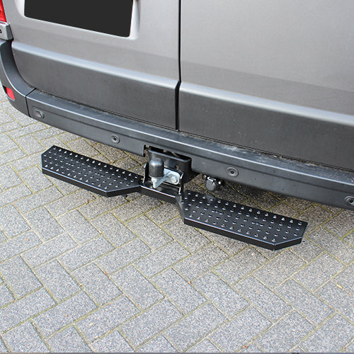Black boarding step on center + tow bar