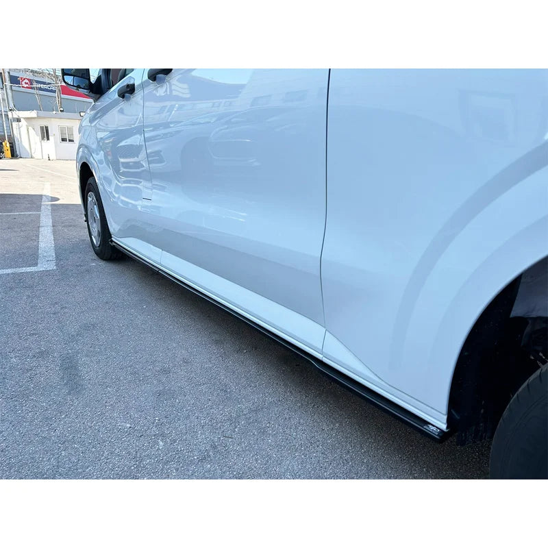 Set sideskirts passend voor Ford Transit Custom LWB (V710) 2023- / Volkswagen Transporter T7 LWB 2024- (ABS Glanzend zwart)