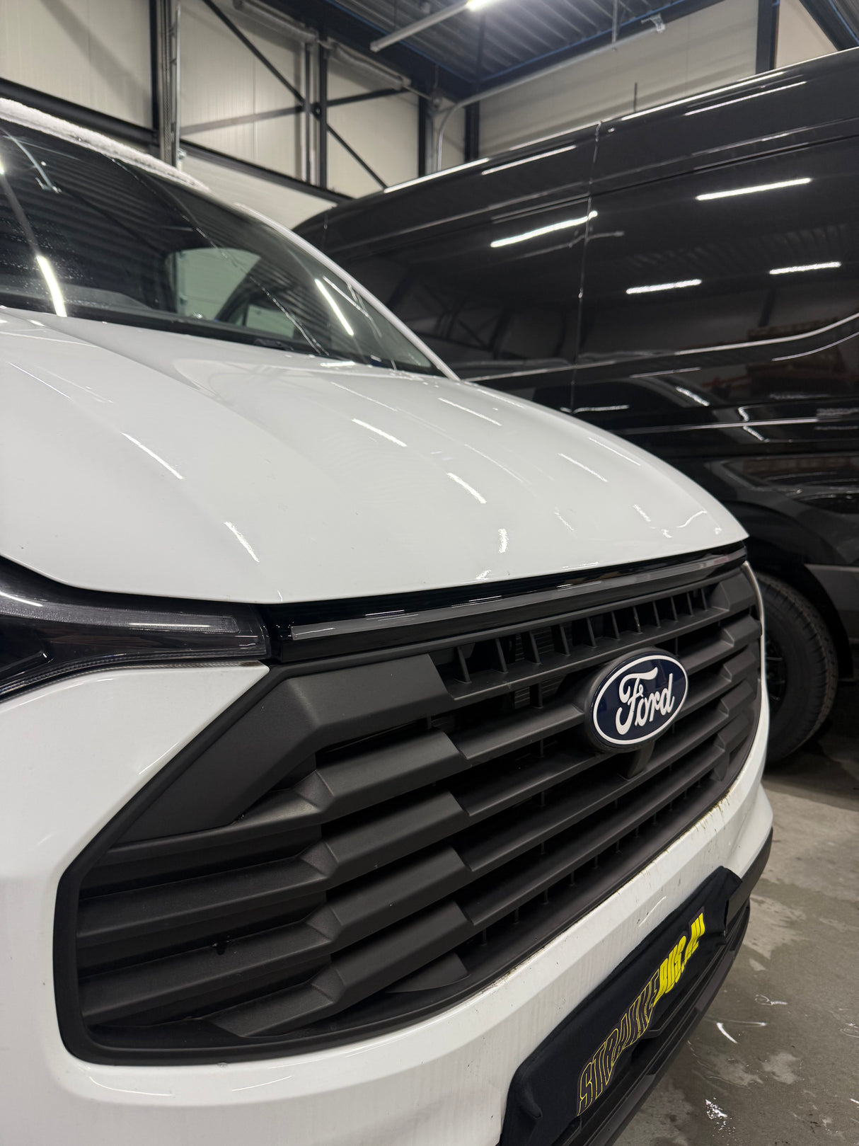 Ford Transit Custom Front Upper Grill met dagrijverlichting  2024+