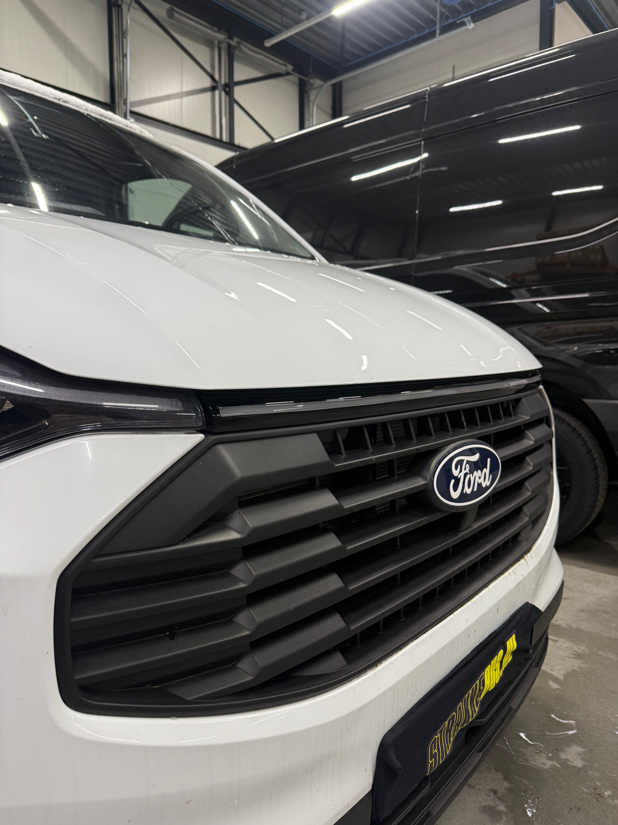 Ford Transit Custom Front Upper Grill met dagrijverlichting  2024+