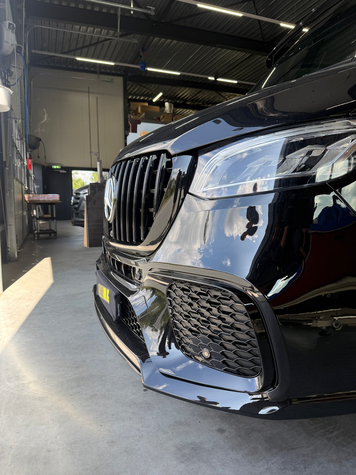 Voorbumper AMG-look - Mercedes-Benz Sprinter W907 (2018+) - Glanzend Zwarte Grill