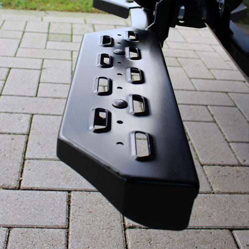 Black boarding step on center + tow bar
