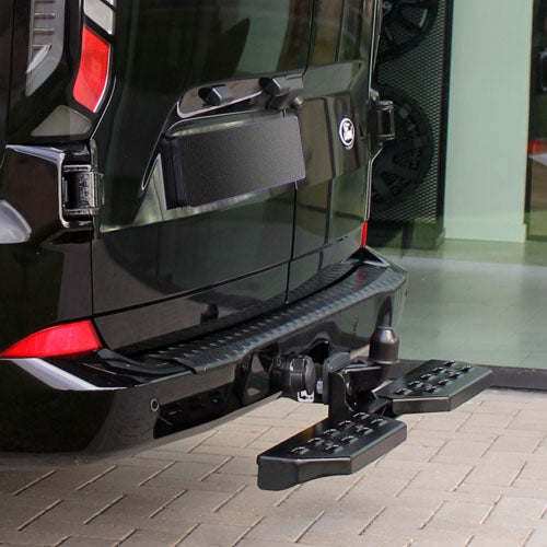 Black boarding step on center + tow bar