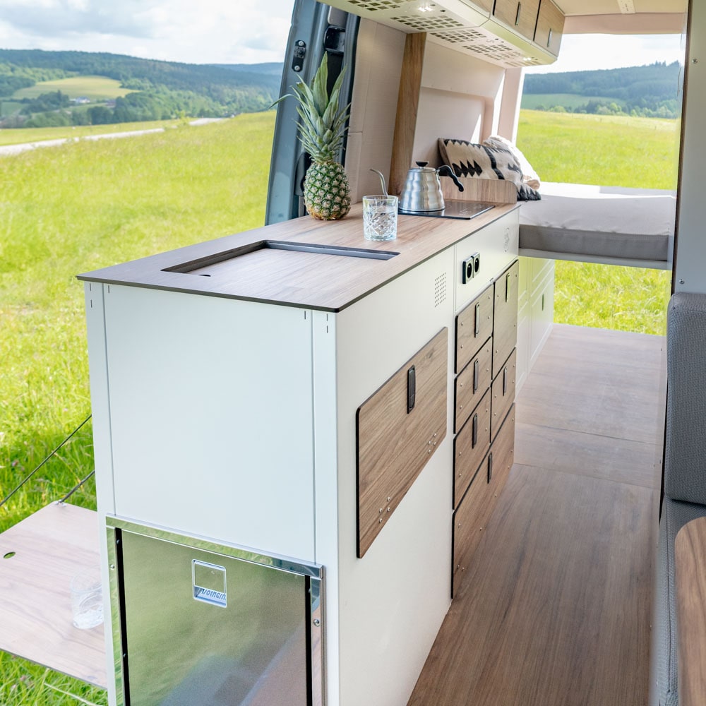 Moon Kitchen Solid Model 2 compleet geinstalleerd in bus